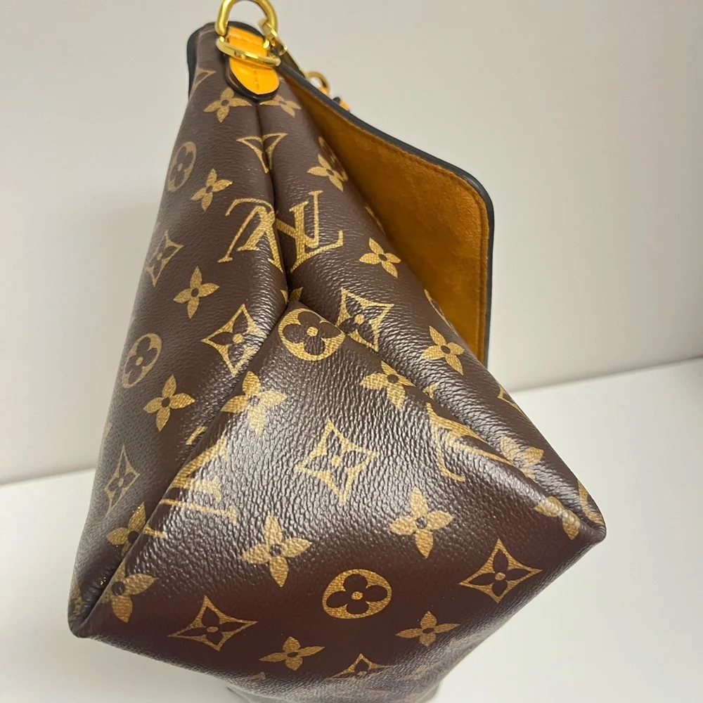 Louis Vuitton Beaubourg Handbag. - Picture 5 of 9